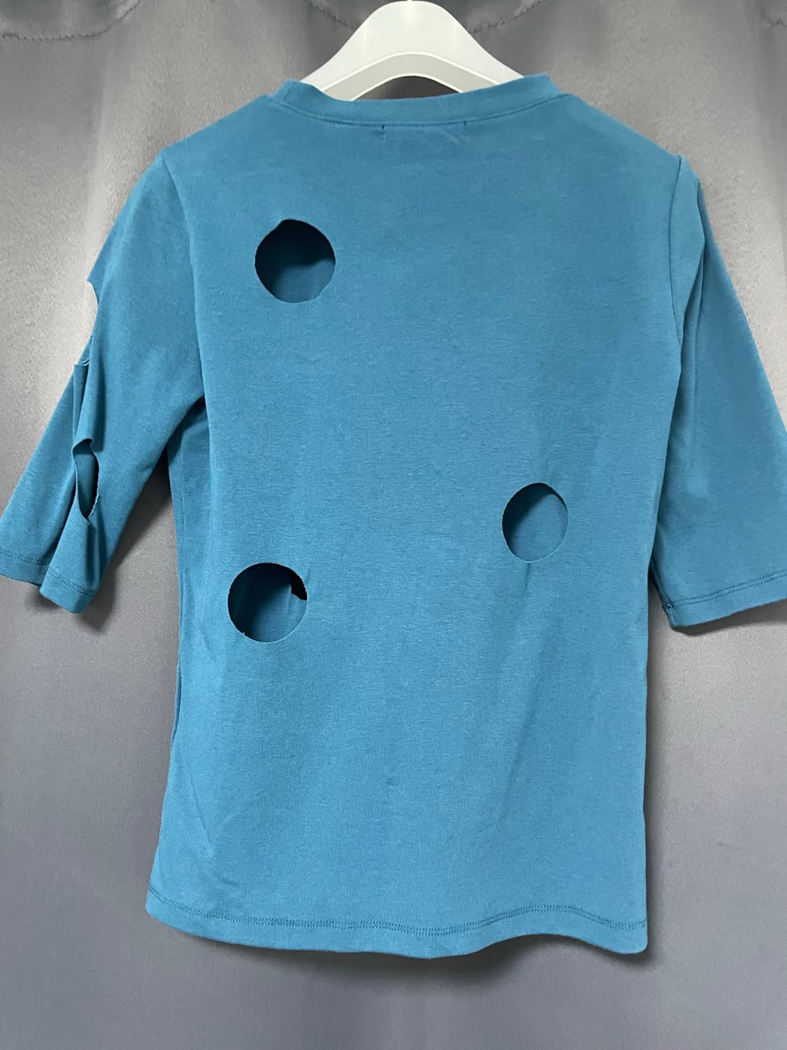 마조네 HOLE DETAIL T- SHIRT_PEACOCK BLUE 상품이미지4