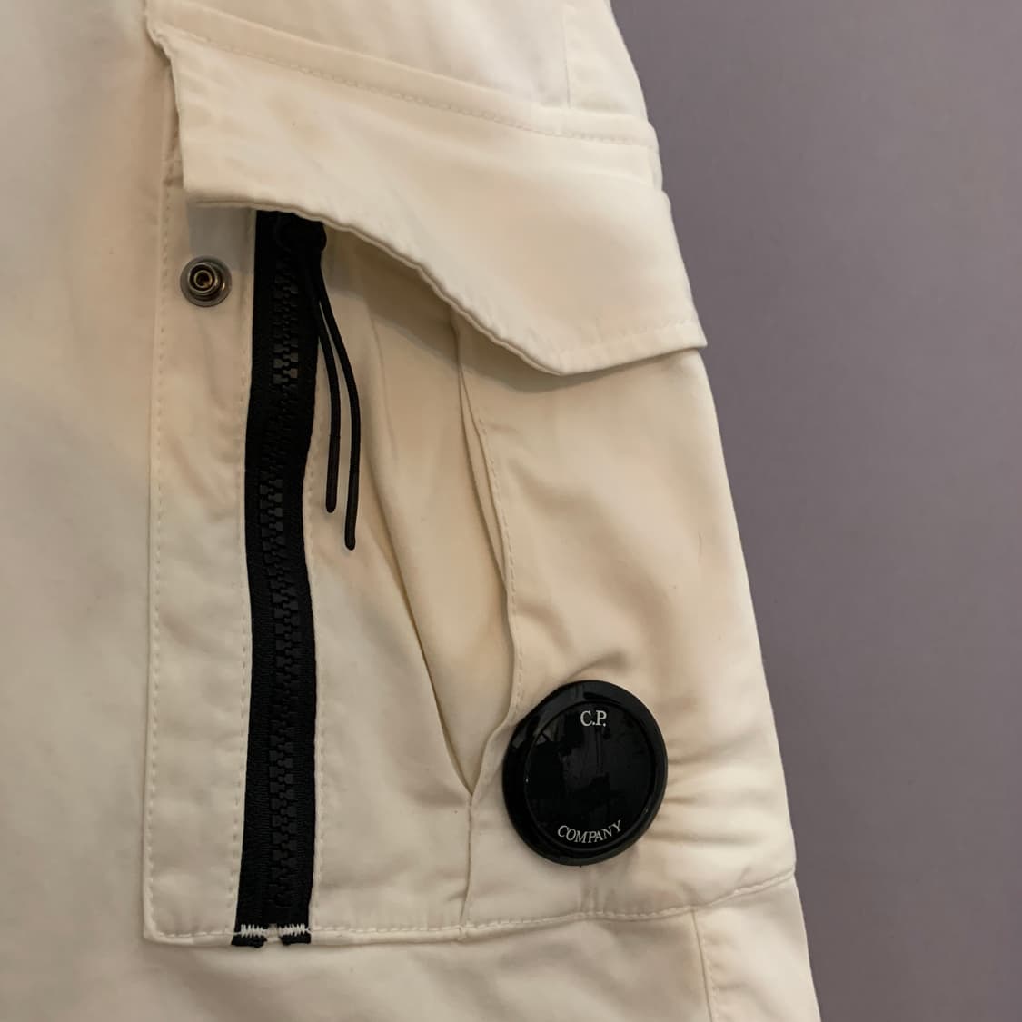 46 CP컴퍼니 14주년 렌즈 와펜 화이트 스판 카고 팬츠 상품이미지4