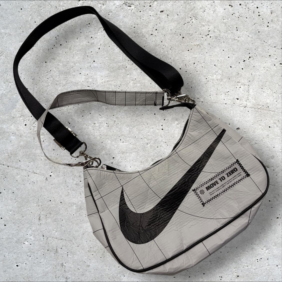 나이키 리유저블 MOVE TO ZERO 크로스 숄더백 상품이미지1