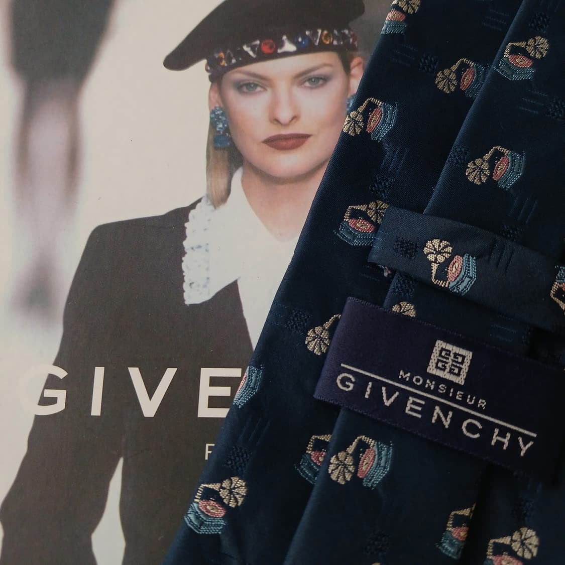 지방시 실크 네이비 플라워 엠블럼 넥타이 10cm B등급 A18912
 상품이미지6