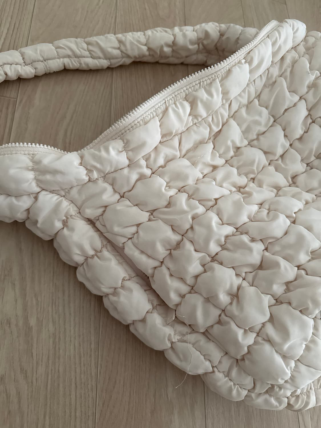 코스 퀄티드 오버사이즈 숄더백 화이트 상품이미지3