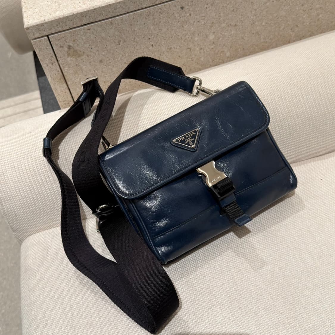 [국내 매장] 프라다 레더 크로스백 (인보이스⭕️) 상품이미지1