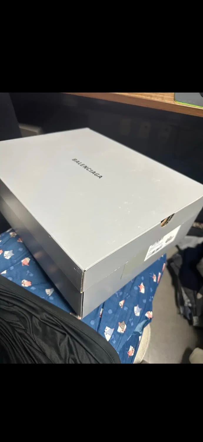 발렌시아가 디펜더 베이지 41사이즈 판매합니다. 상품이미지6