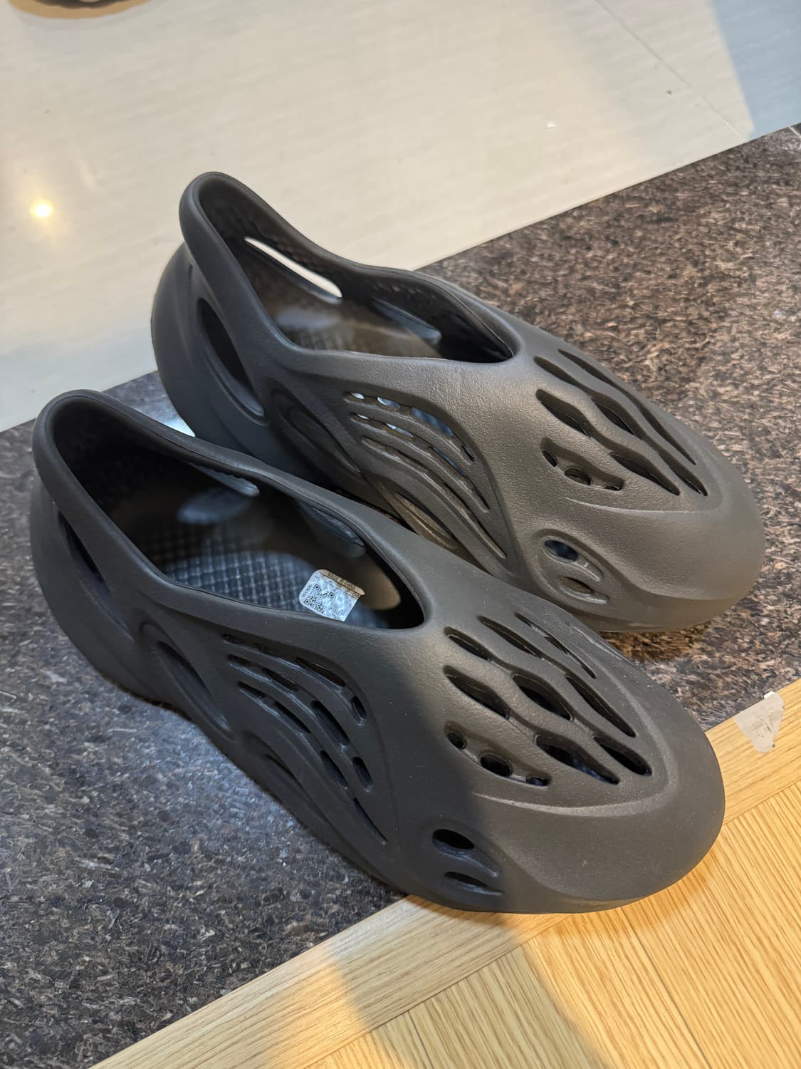 아디다스 Yeezy Foam RNNR Carbon 275 상품이미지1