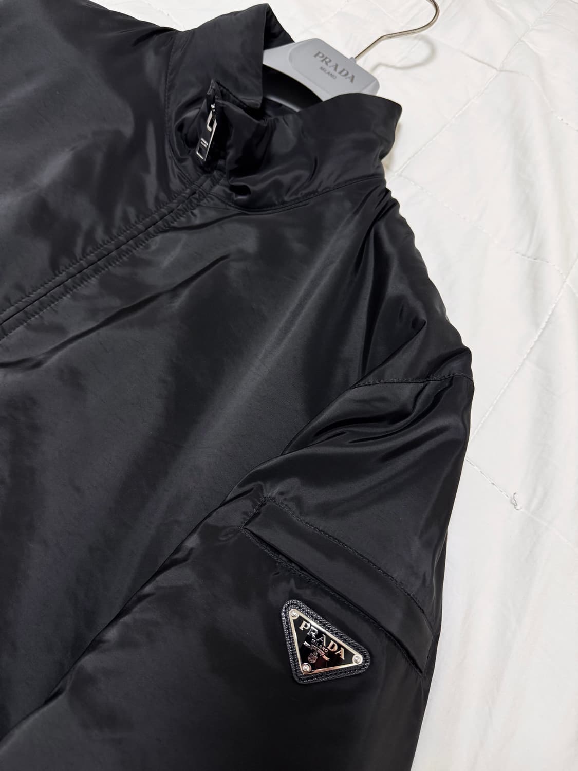 (56)프라다 25SS 삼각로고 바람막이 자켓 블랙 SGH278 상품이미지3