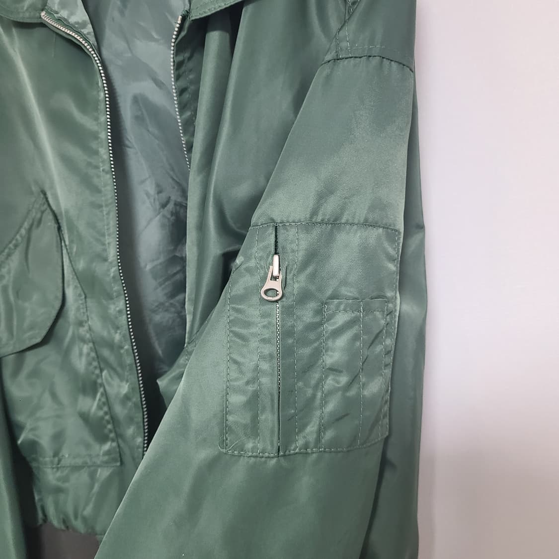 크롭 MA-1 항공 점퍼 자켓 카키 색상 상품이미지3