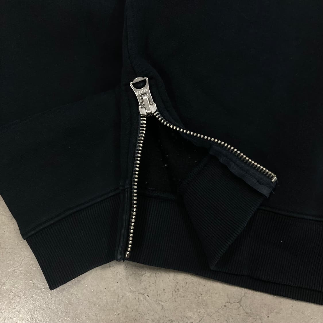 아크네 스튜디오 블랙 컬러 사이드 짚 맨투맨 상품이미지3