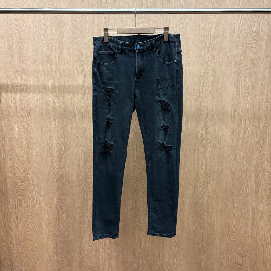 크리스찬 디올 데님 팬츠 디스트로이드 후면 로고 패치 메탈 디테일 블랙 상품이미지2