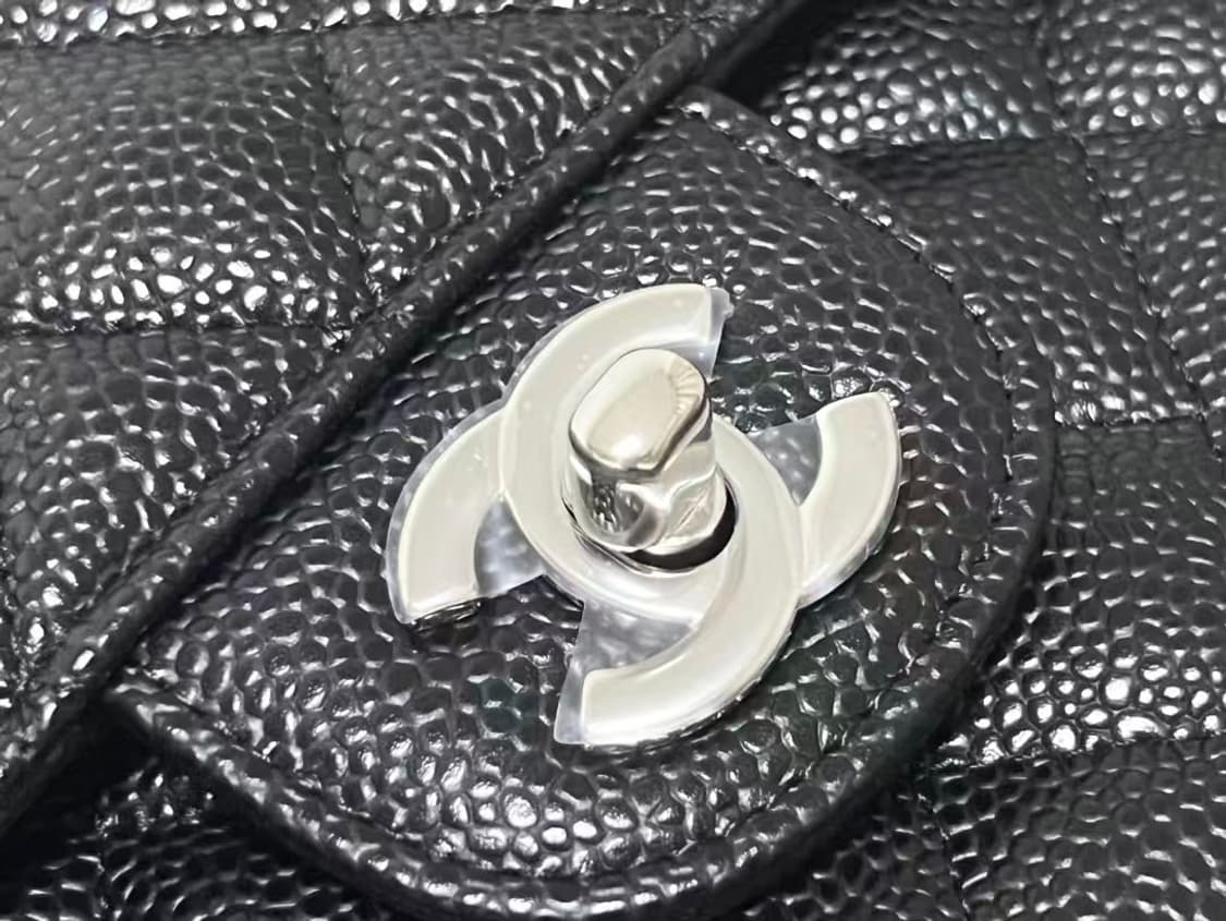 샤넬 클래식 미디움 플랩백 그레인드 카프스킨 & 실버 메탈 블랙 상품이미지5