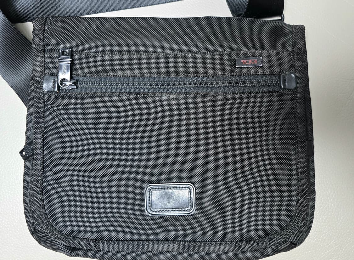 투미 크로스백 블랙 상품이미지2