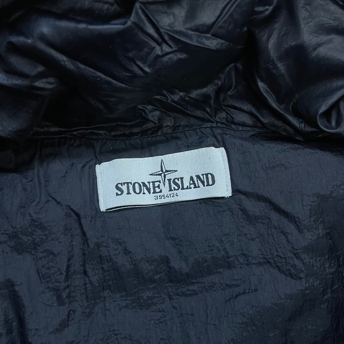 스톤아일랜드 가먼트다이드 와펜 패치 다운 패딩 블랙 상품이미지4