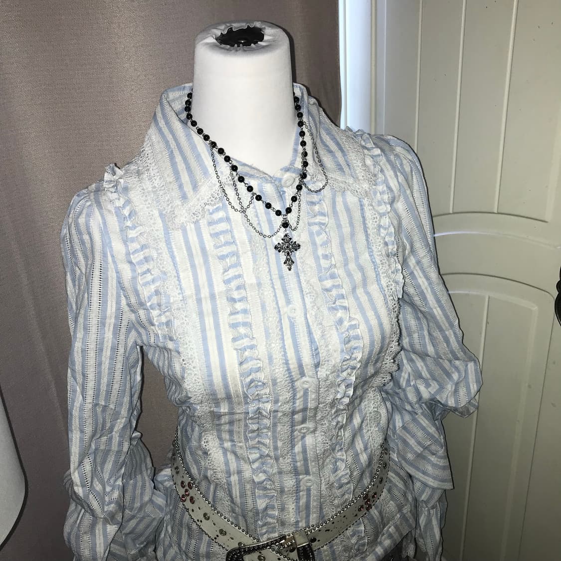 페미닌 블루 스트라이프 프릴 블라우스 + 벨트 코디 상품이미지5