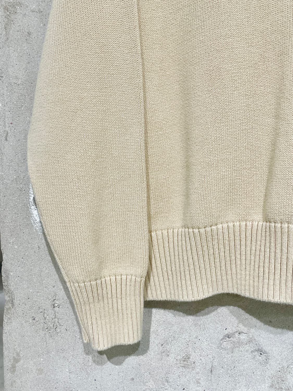 아미 베이지 하트 로고 V넥 스웨터 상품이미지4