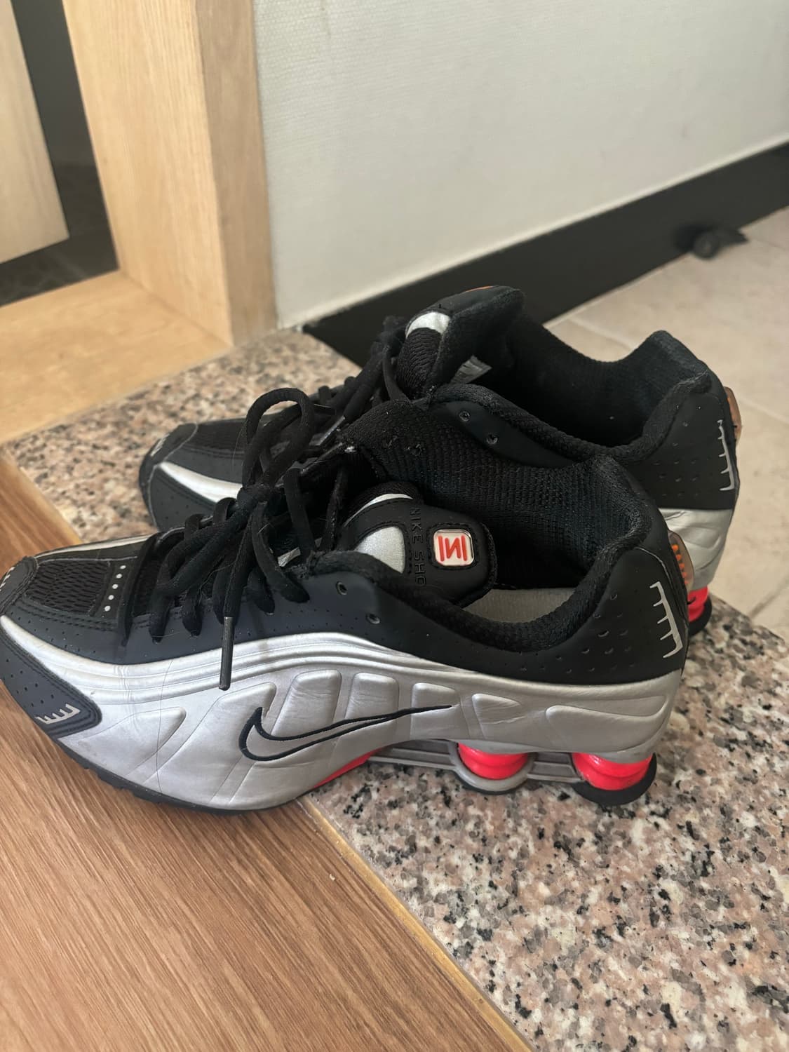 나이키 샥스 R4 블랙 앤 메탈릭 실버 235(US 4.5) 상품이미지3