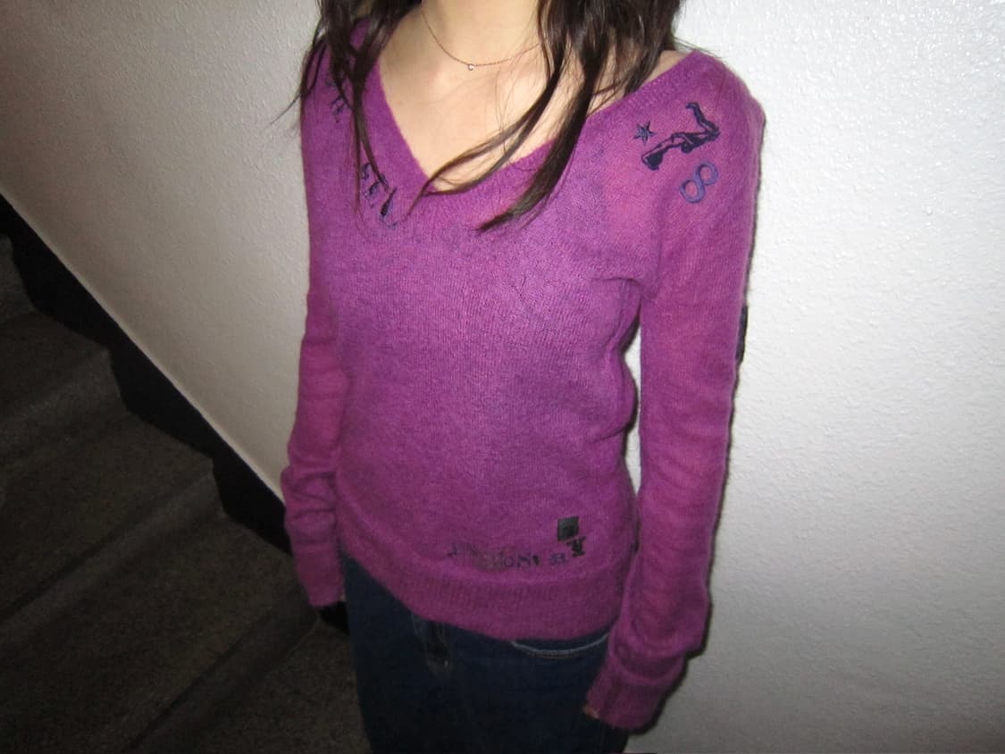 디젤 모헤어 브이넥 니트 로고 레터링 자수 디테일 슬림핏 퍼플 상품이미지4