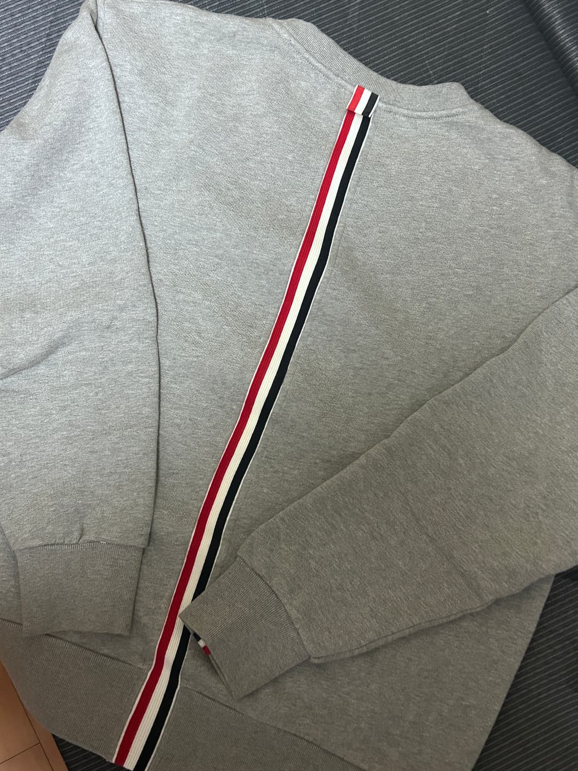 [4] 톰브라운 백삼선 맨투맨 상품이미지2