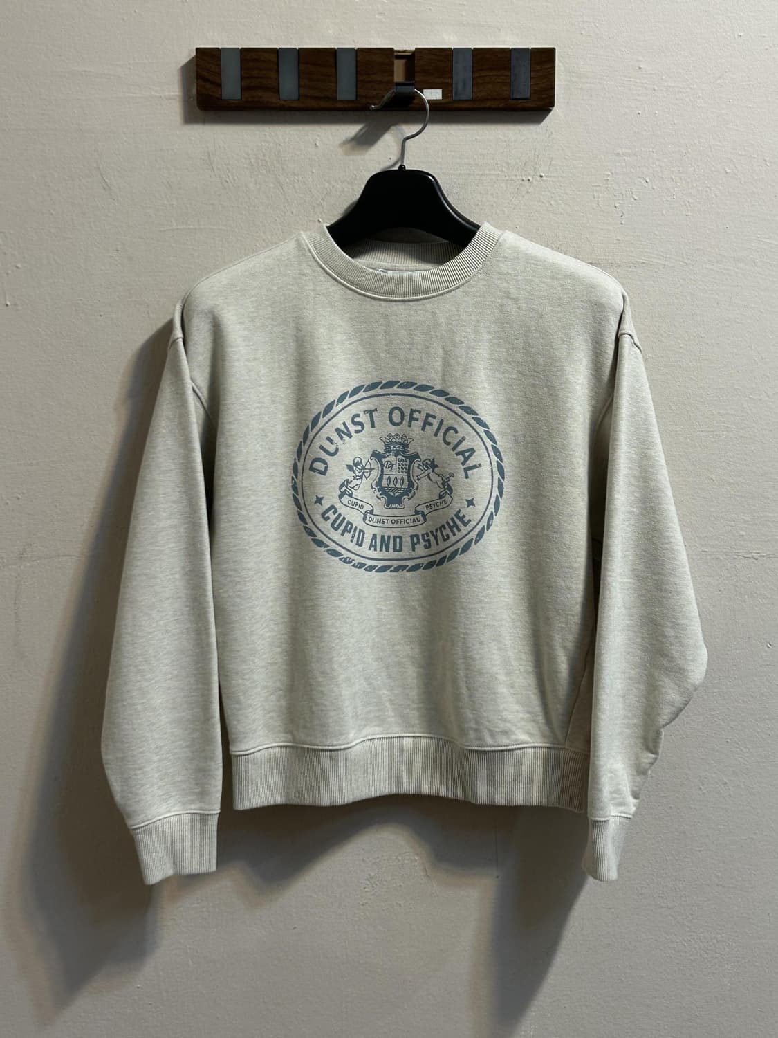 던스트 큐피드 캠퍼스 스웻셔츠 상품이미지1