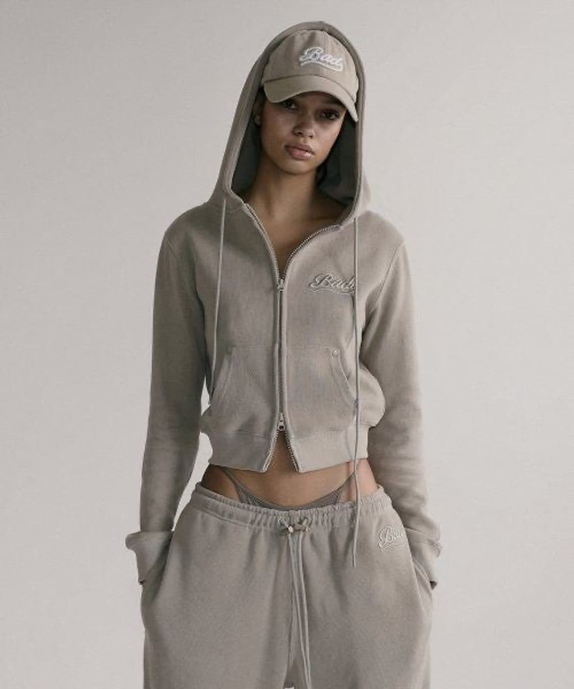 배드 블러드 비욘드 소프트 후드 집업 토바코  상품이미지1