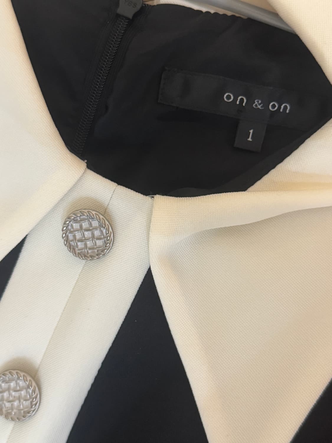 온앤온 배색 플리츠 원피스 상품이미지3