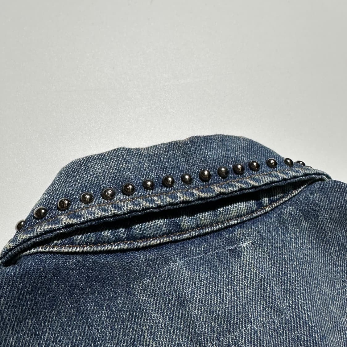 데우스 엑스 마키나 스터드 데님 트러커 자켓 상품이미지6