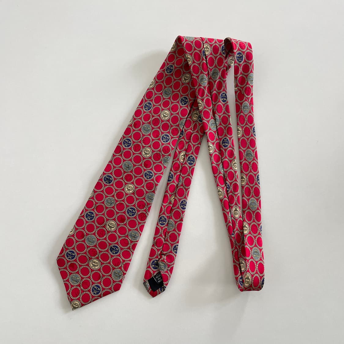 MCM 엠씨엠 레드 패턴 넥타이 상품이미지1