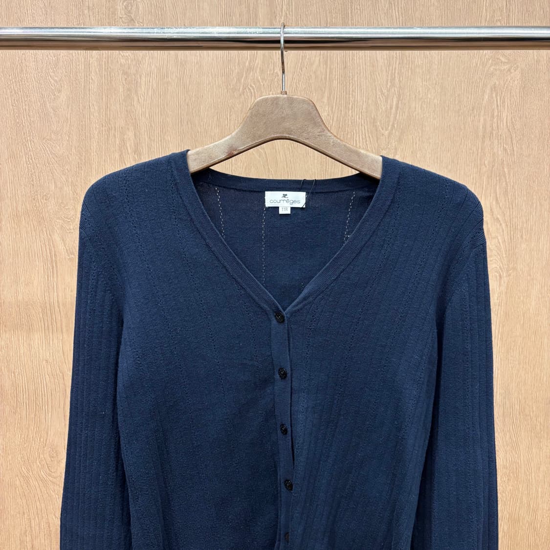 꾸레쥬 브이넥 니트 가디건 클래식 미니멀 세로 골지 버튼 디테일 네이비 상품이미지4