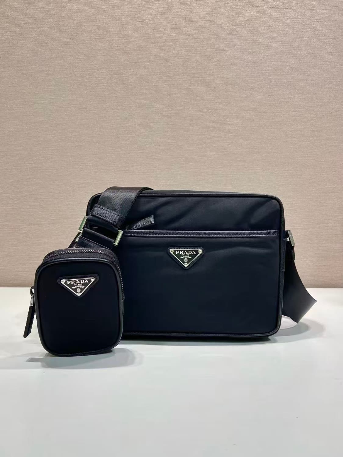 프라다 리나일론 렉탱글 숄더백 블랙 상품이미지1