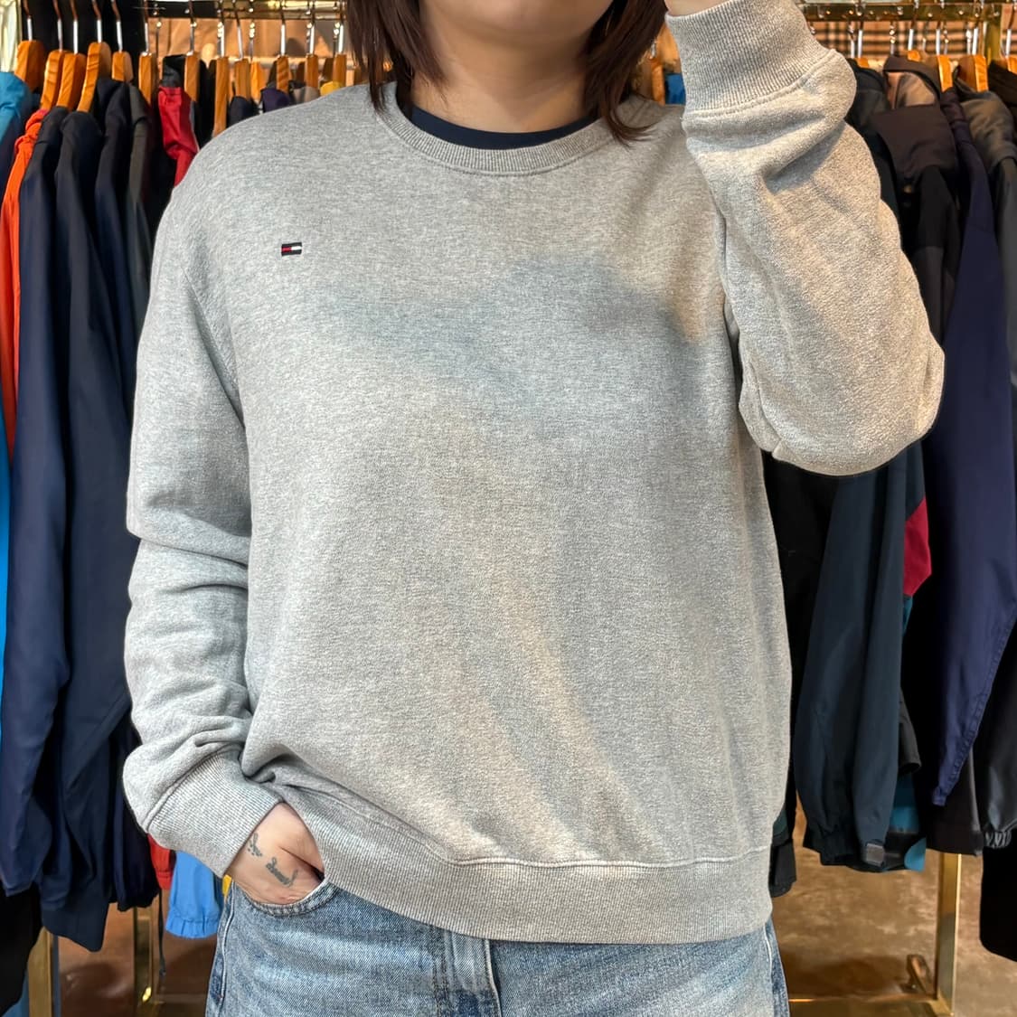 타미힐피거 그레이 맨투맨 상품이미지1