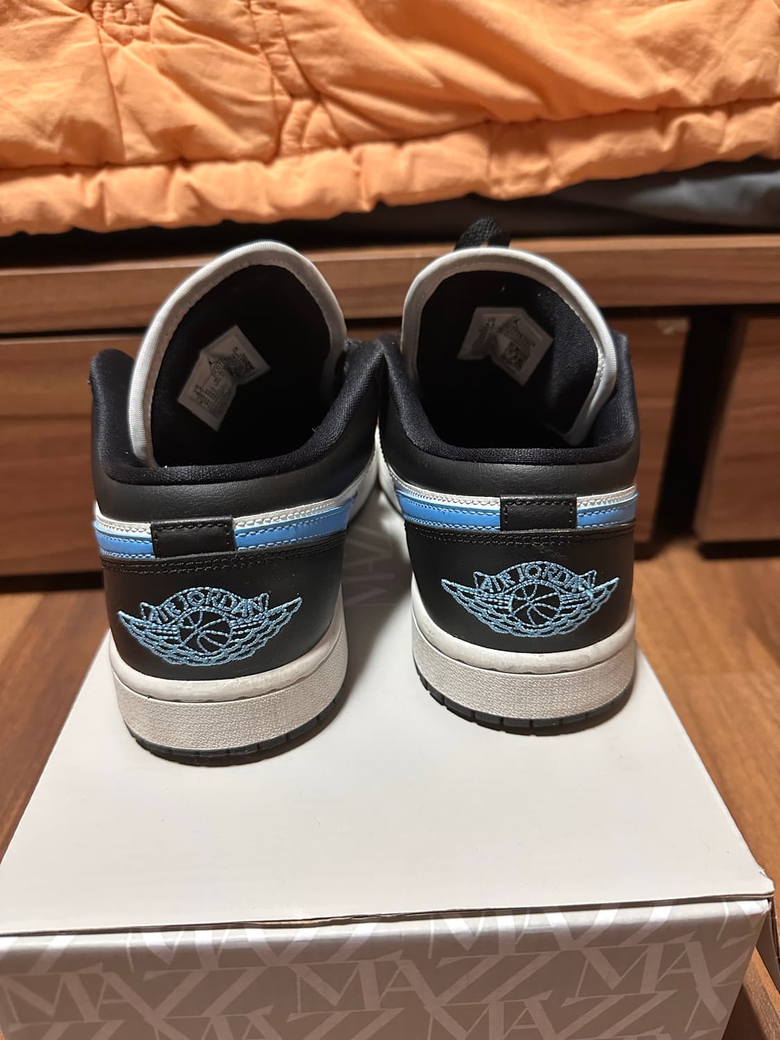 265) 에어 조던 1 로우 블랙 유니버시티 블루 (W) 상품이미지2