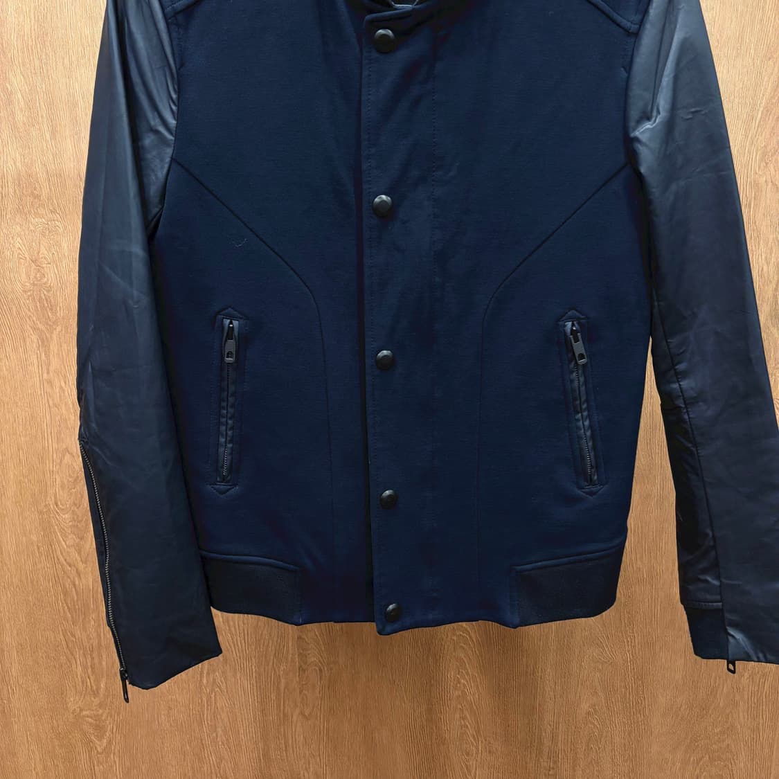 타임 레더 믹스 하이브리드 자켓 스탠드 카라 지퍼 포켓 디테일 네이비 상품이미지5