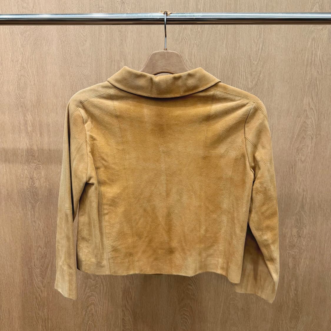 이에나 고트 스웨이드 레더 크롭 자켓 라운드 카라 디테일 카멜 브라운 상품이미지3