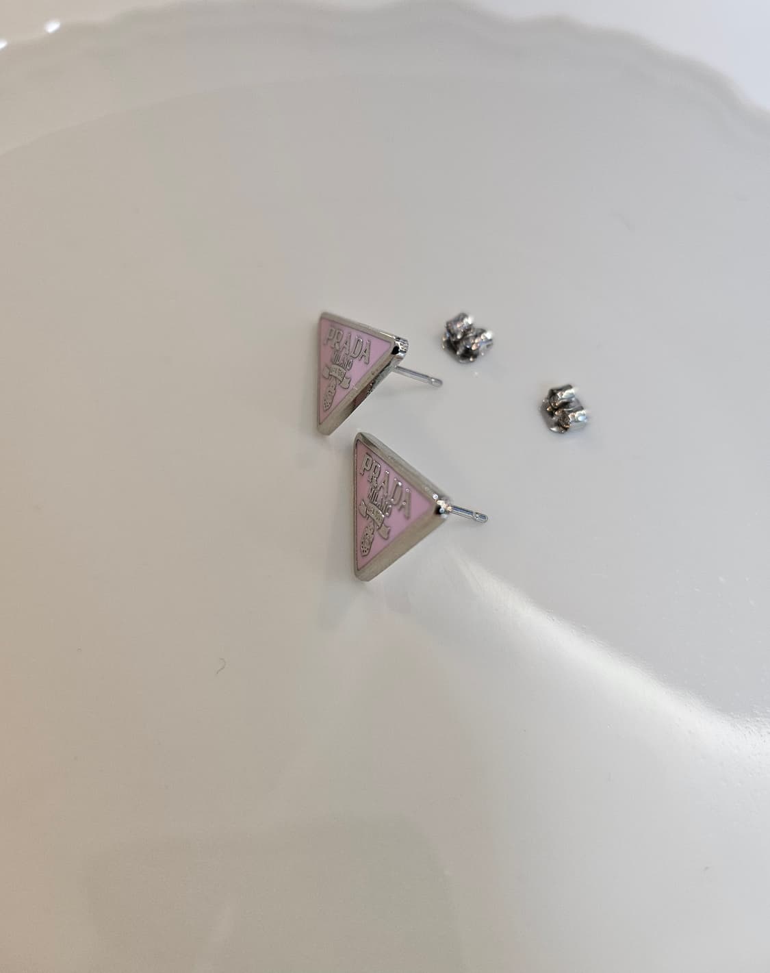 프라다 업사이클링 삼각로고 미니 귀걸이 핑크 상품이미지3
