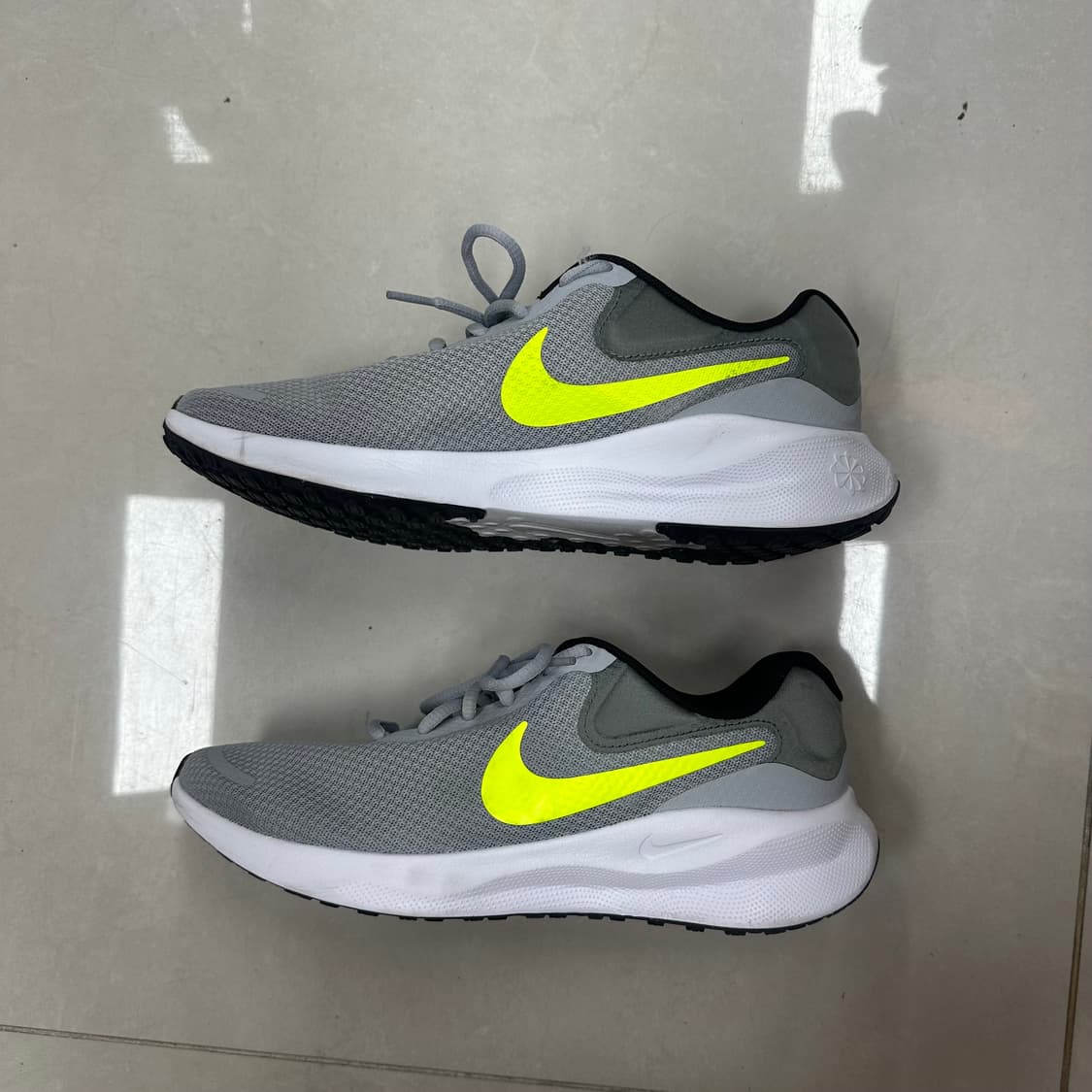 [265] 나이키 레볼루션 7 그레이 볼트 런닝화 상품이미지6