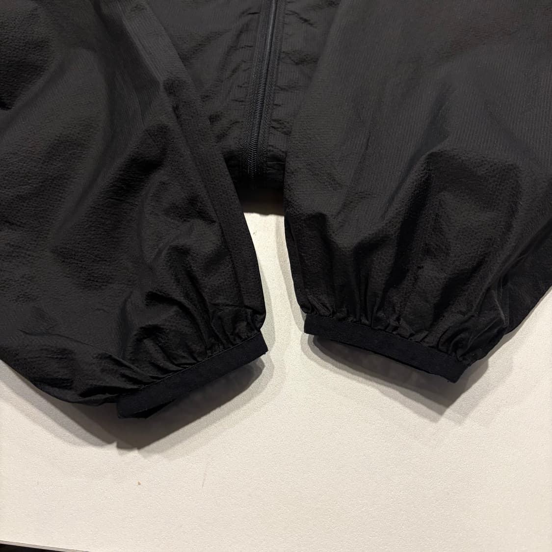 [L] 노매뉴얼 로고 블랙 바람막이 후드 자켓 C758 상품이미지5