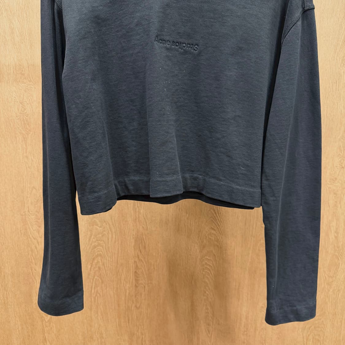 아크네 스튜디오 라운드넥 긴팔 크롭 맨투맨 로고 자수 디테일 블랙 상품이미지4