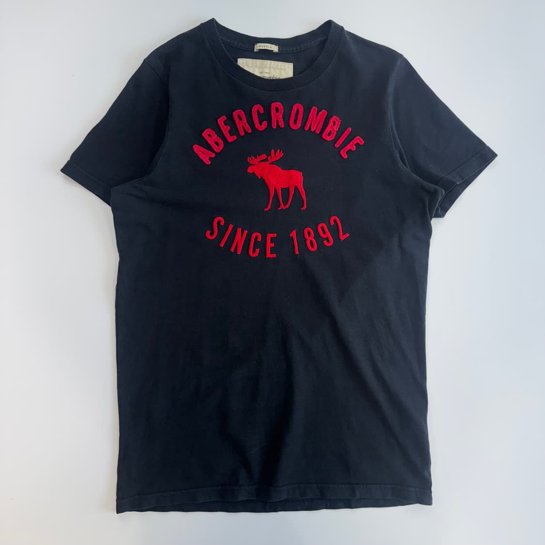 Abercrombie 아베크롬비 레드 스펠아웃로고 블랙 반팔  상품이미지3