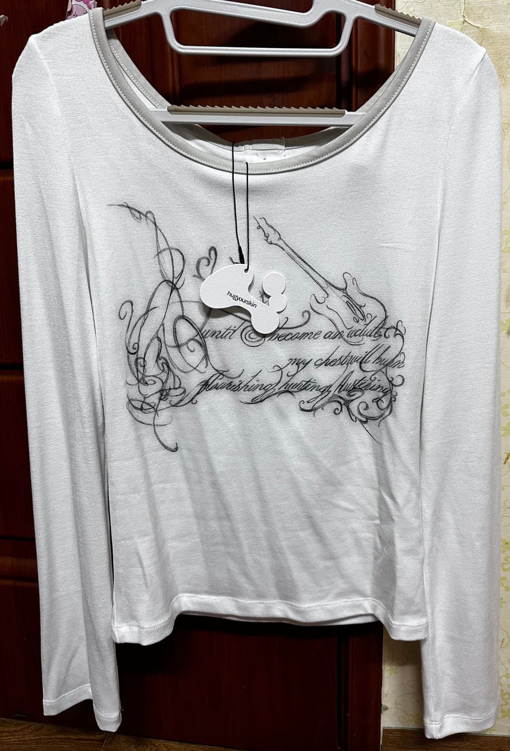 허그유어스킨 슬릿 버튼 프린트 탑 화이트 상품이미지2