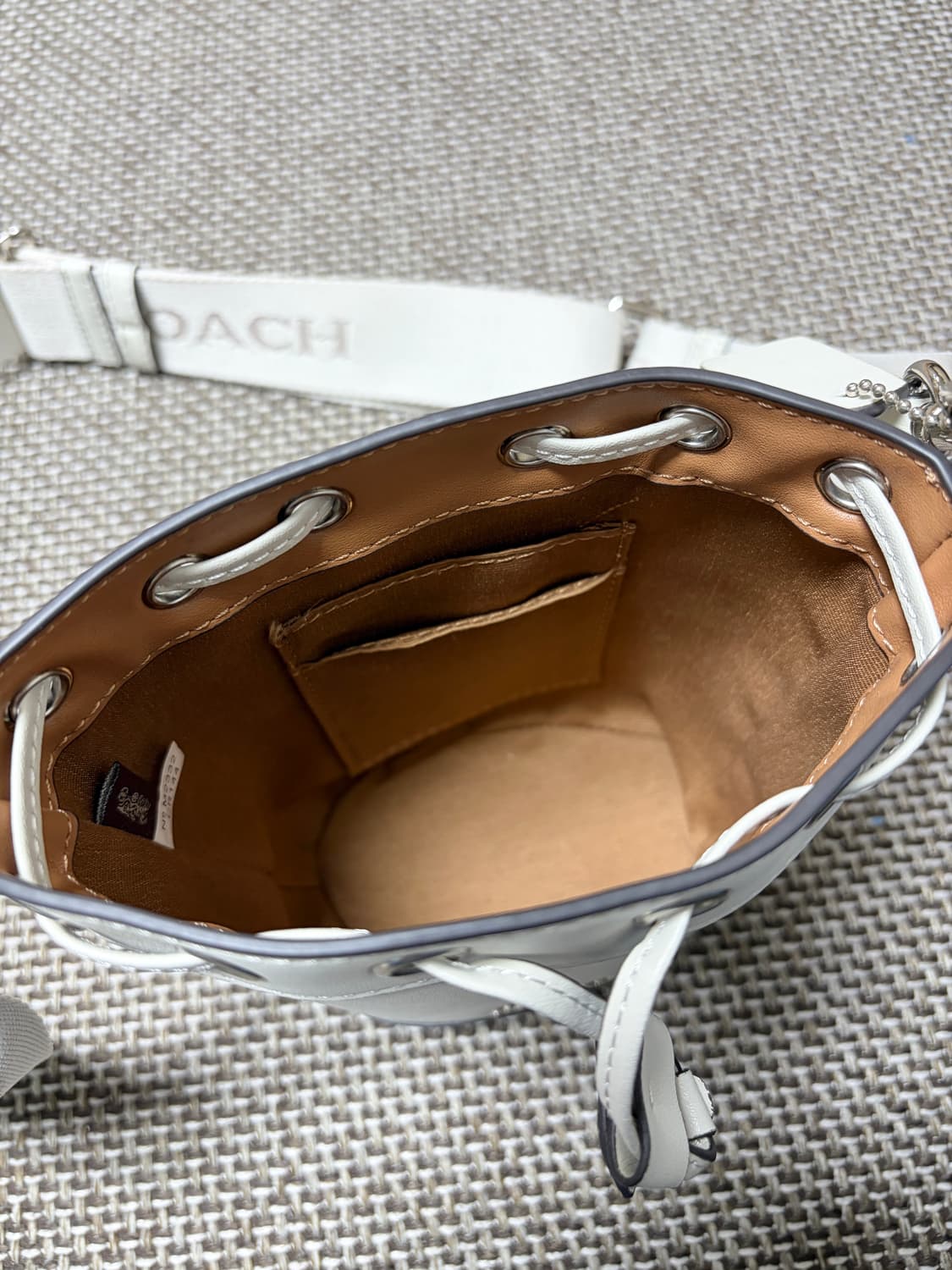 코치 미니 버킷백 크림 상품이미지3