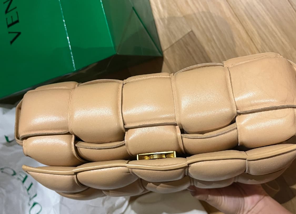 [정품] 보테가베네타 카세트 패딩백 아몬드골드 희귀색상 (네고 가능) 상품이미지5