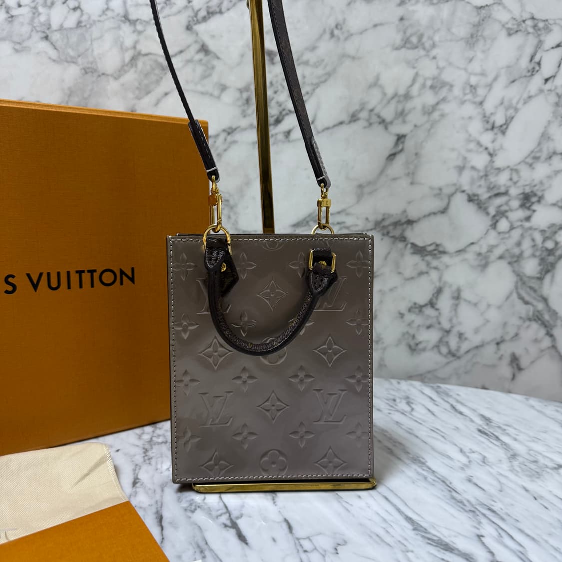 루이비통 모노그램 베르니 쁘띠 삭 플라 토트백 크로스백 상품이미지3