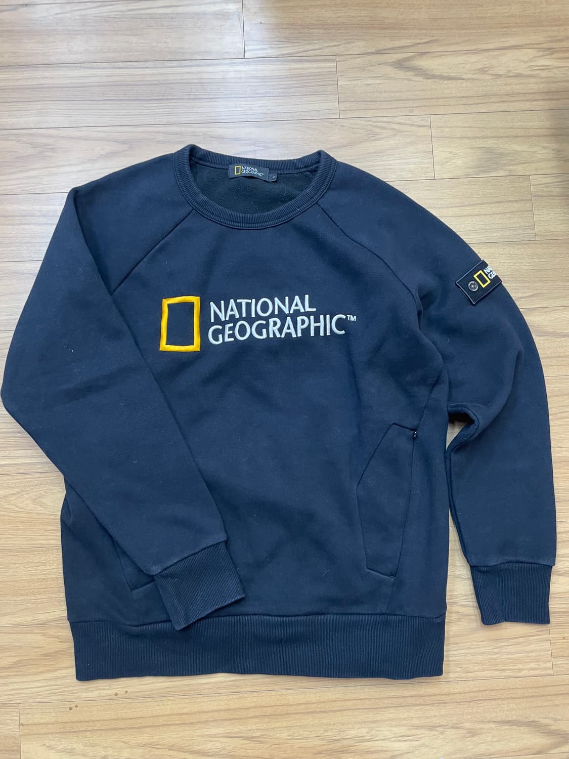 내셔널지오그래픽 검정색 맨투맨 L사이즈 판매합니다. 면과 폴리에스터 혼방 상품이미지1