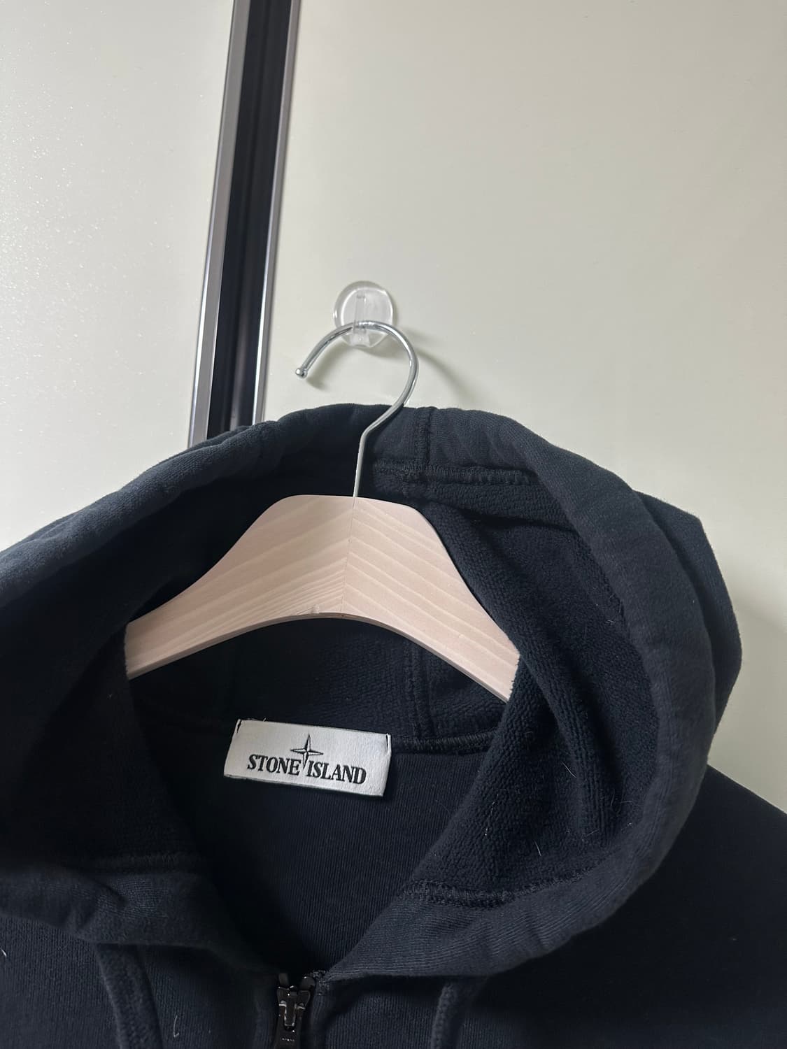 스톤아일랜드 블랙 후드집업 상품이미지2