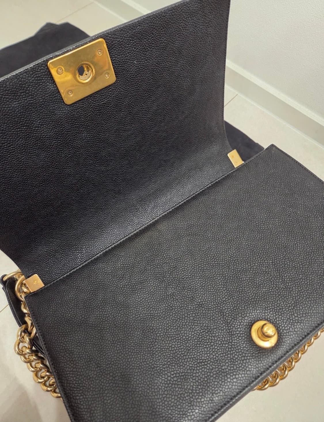 샤넬 보이백 캐비어 금장 라지 상품이미지5