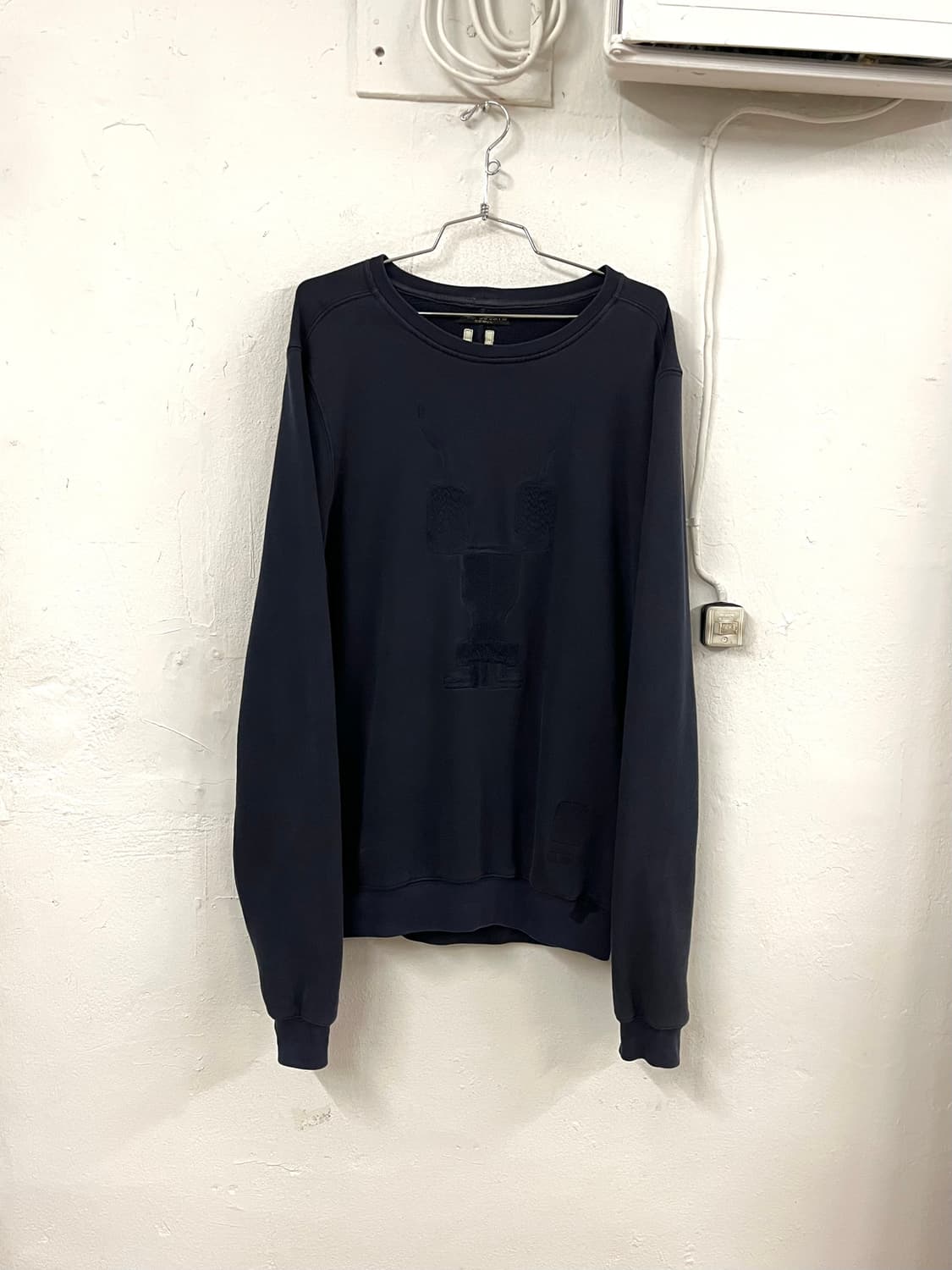 릭오웬스 다크쉐도우 비대칭 자수 맨투맨 스웻셔츠 상품이미지1