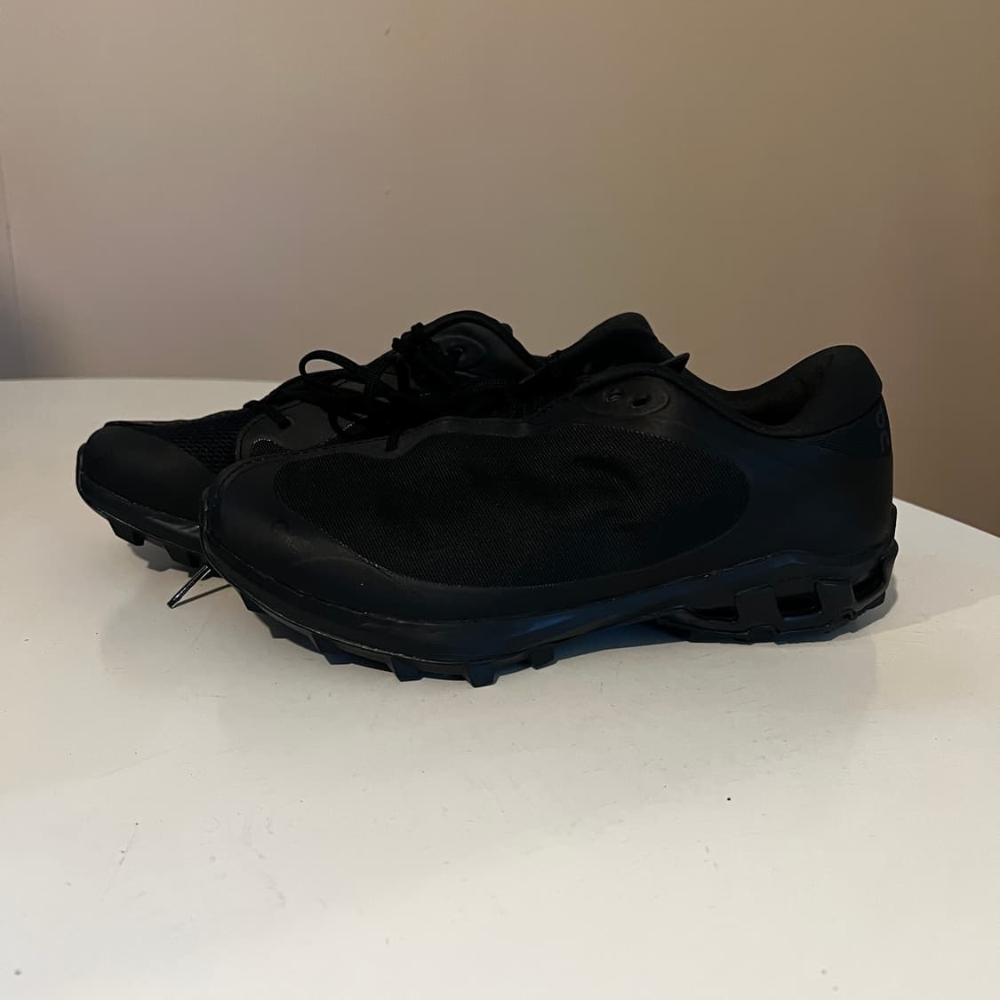 온 파프 클라우드벤쳐 피크 올 블랙 스니커즈 상품이미지2