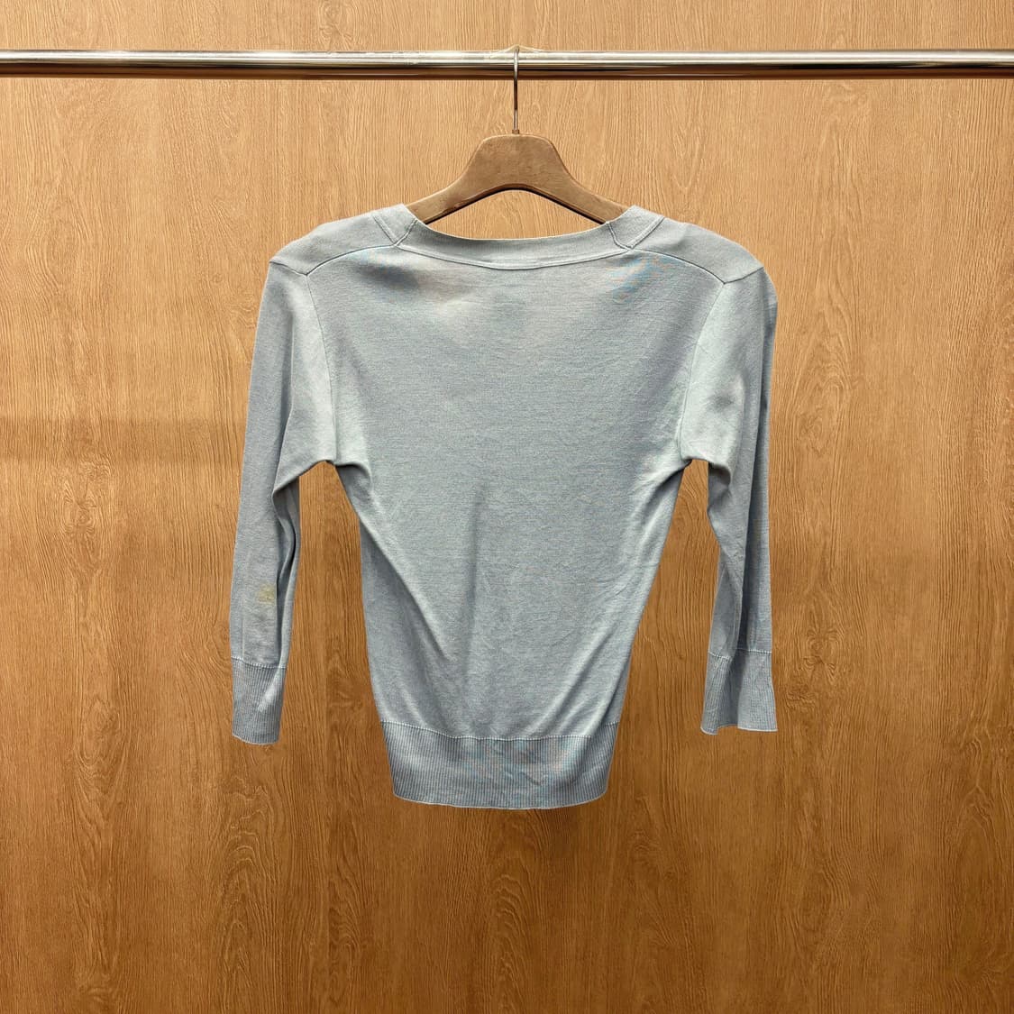 아페쎄 브이넥 니트 프론트 버튼 소매 밑단 시보리 디테일 라이트 블루 상품이미지3