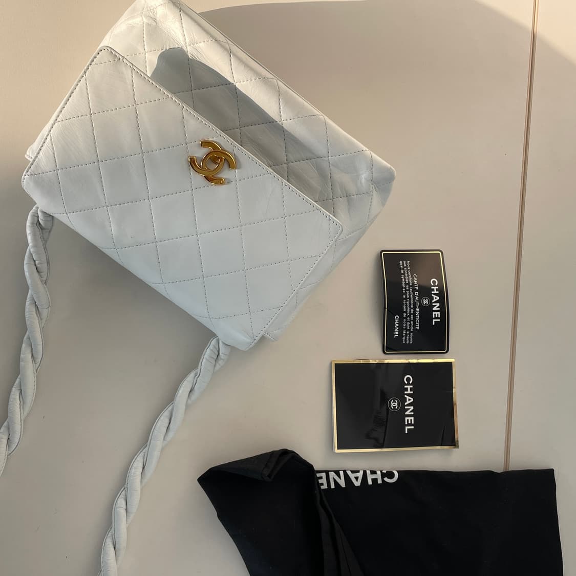 샤넬 화이트 퀼팅 볼드 레더 스트랩 코코 마크 숄더백 상품이미지10