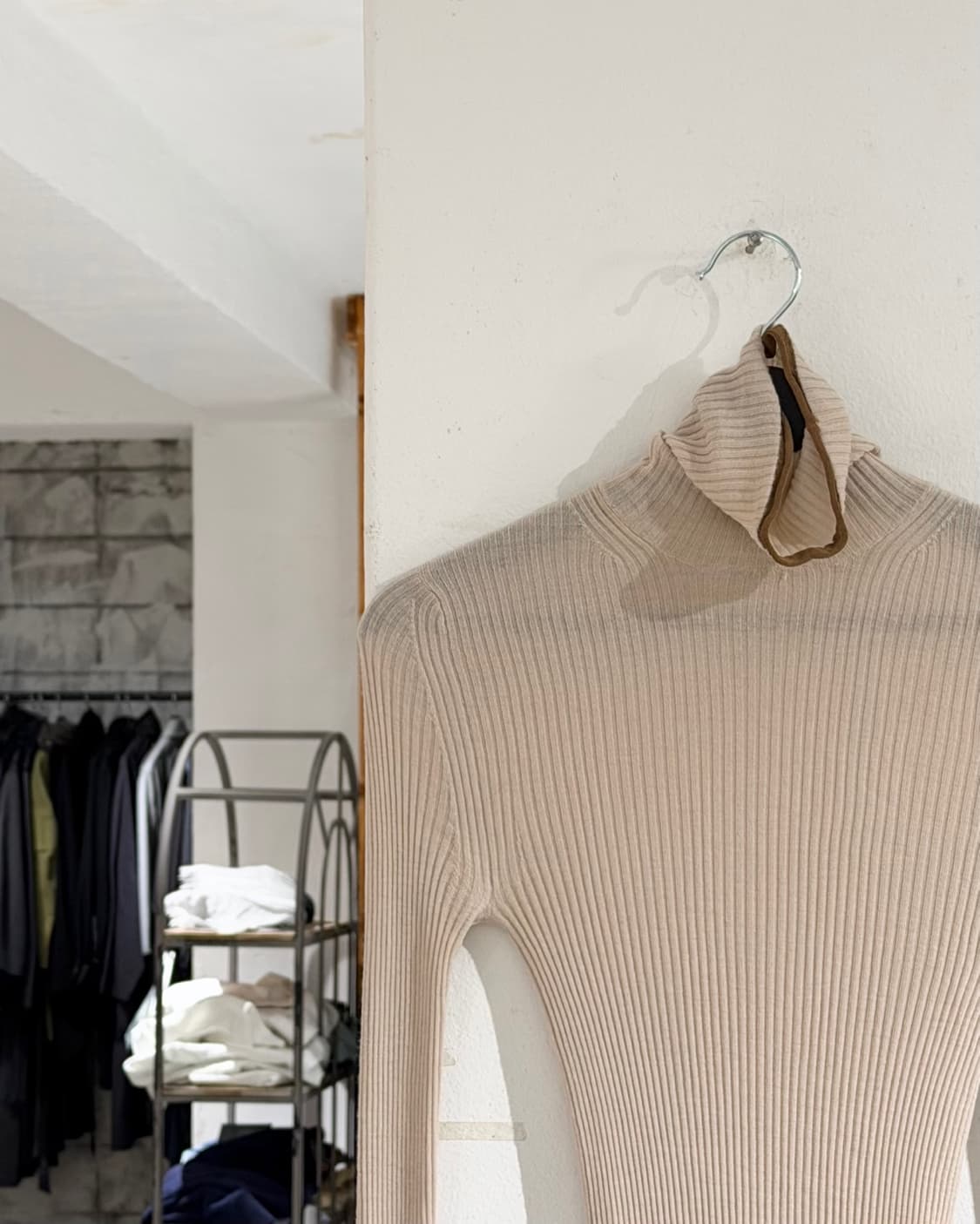 아크네 스튜디오 베이지 립 니트 터틀넥 탑 상품이미지2