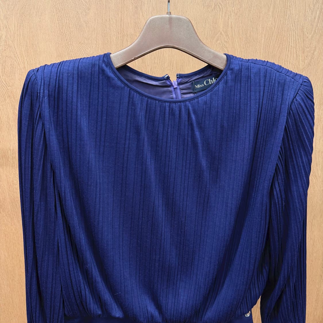 미스 끌로에 라운드넥 블라우스 A라인 미디 스커트 플리츠 디테일 딥 퍼플 상품이미지4