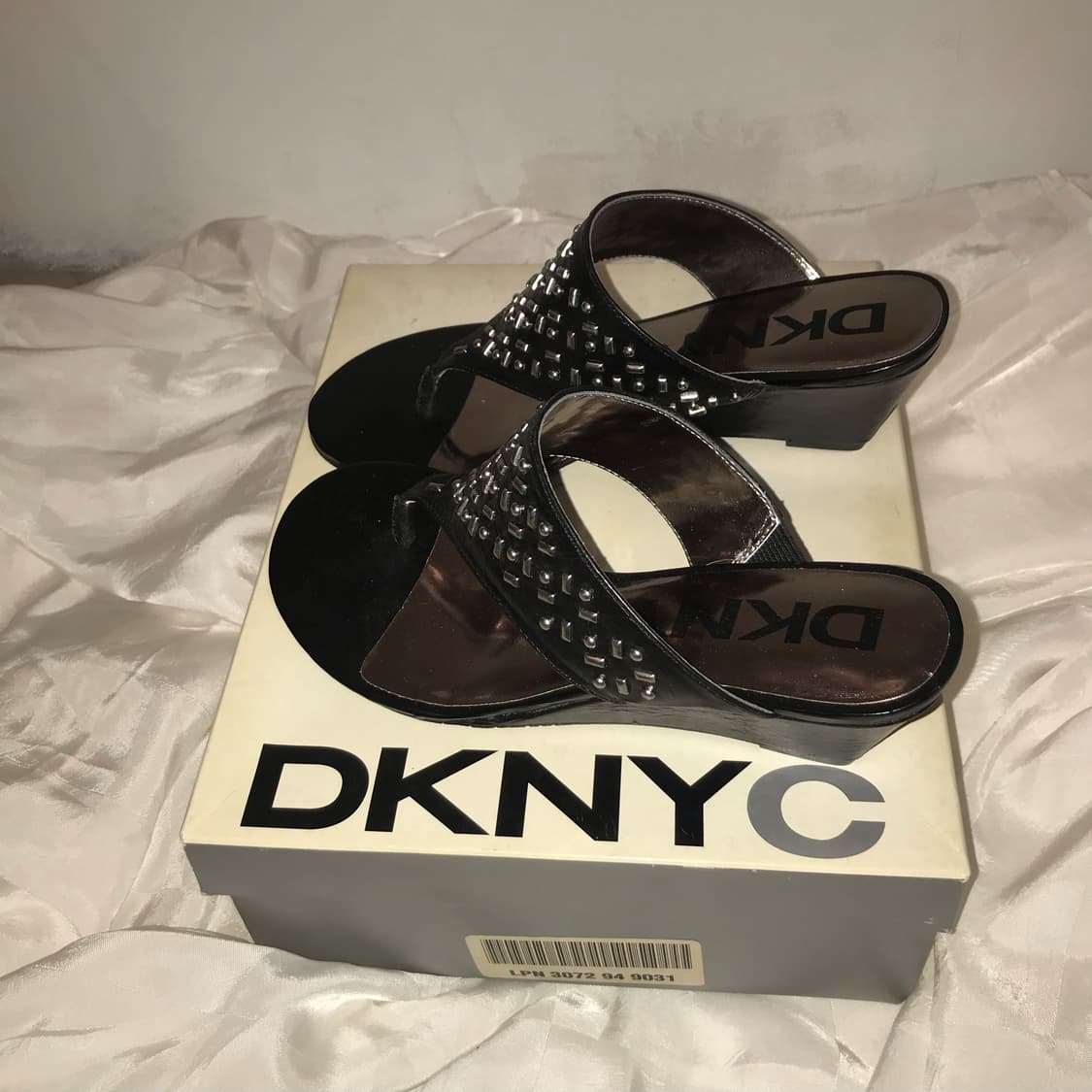 DKNY 도나카란 레더 스터드 웨지힐 상품이미지5